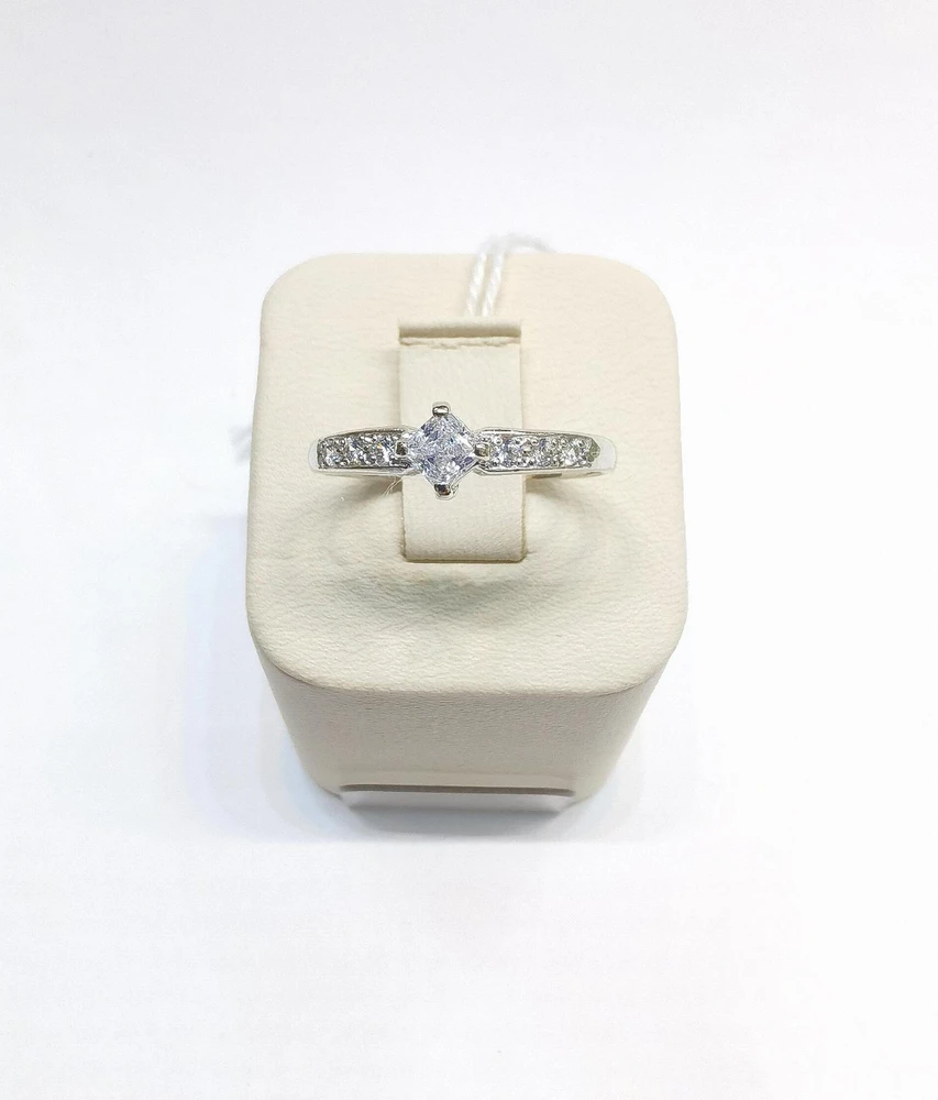 Кольцо с фианитом из белого золота 585 пробы