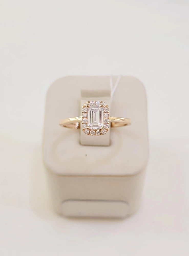 Кольцо с фианитом из красного золота 585 пробы