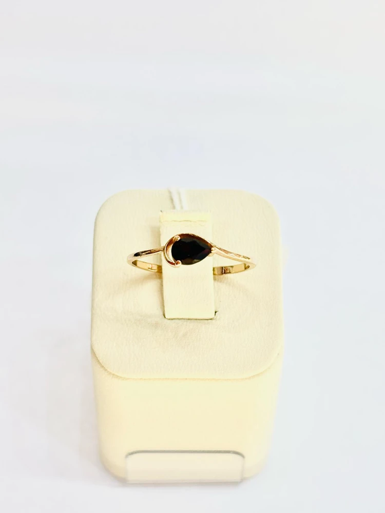 Кольцо с гранатом из красного золота 585 пробы Кольцо с гранатом из красного золота 585 пробы