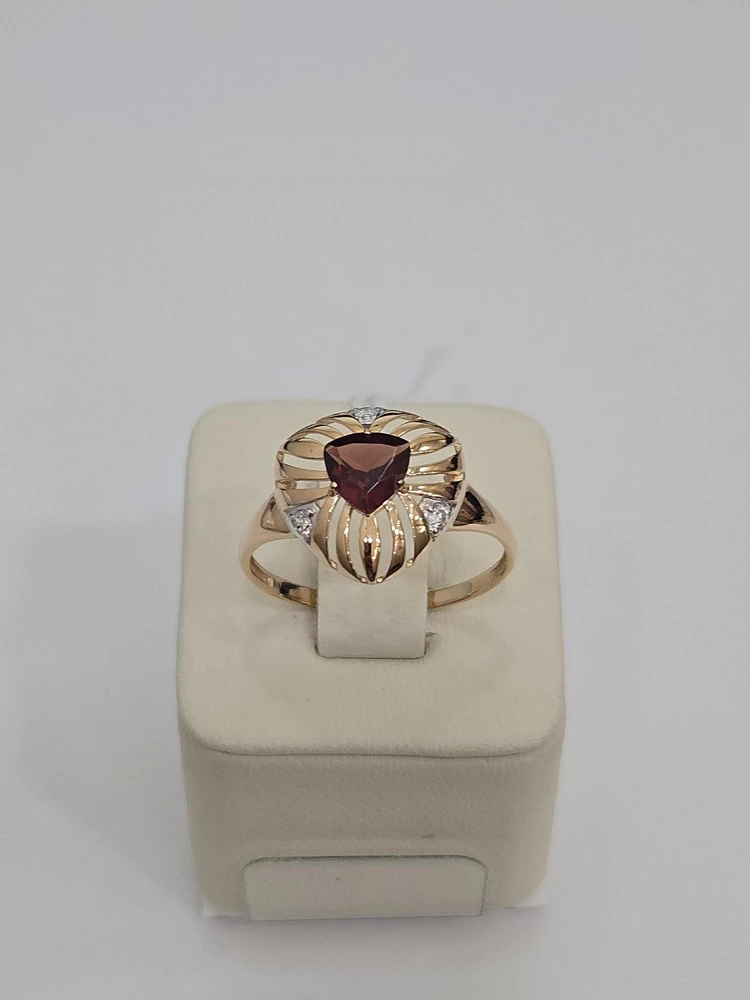 Кольцо с гранатом из красного золота 585 пробы