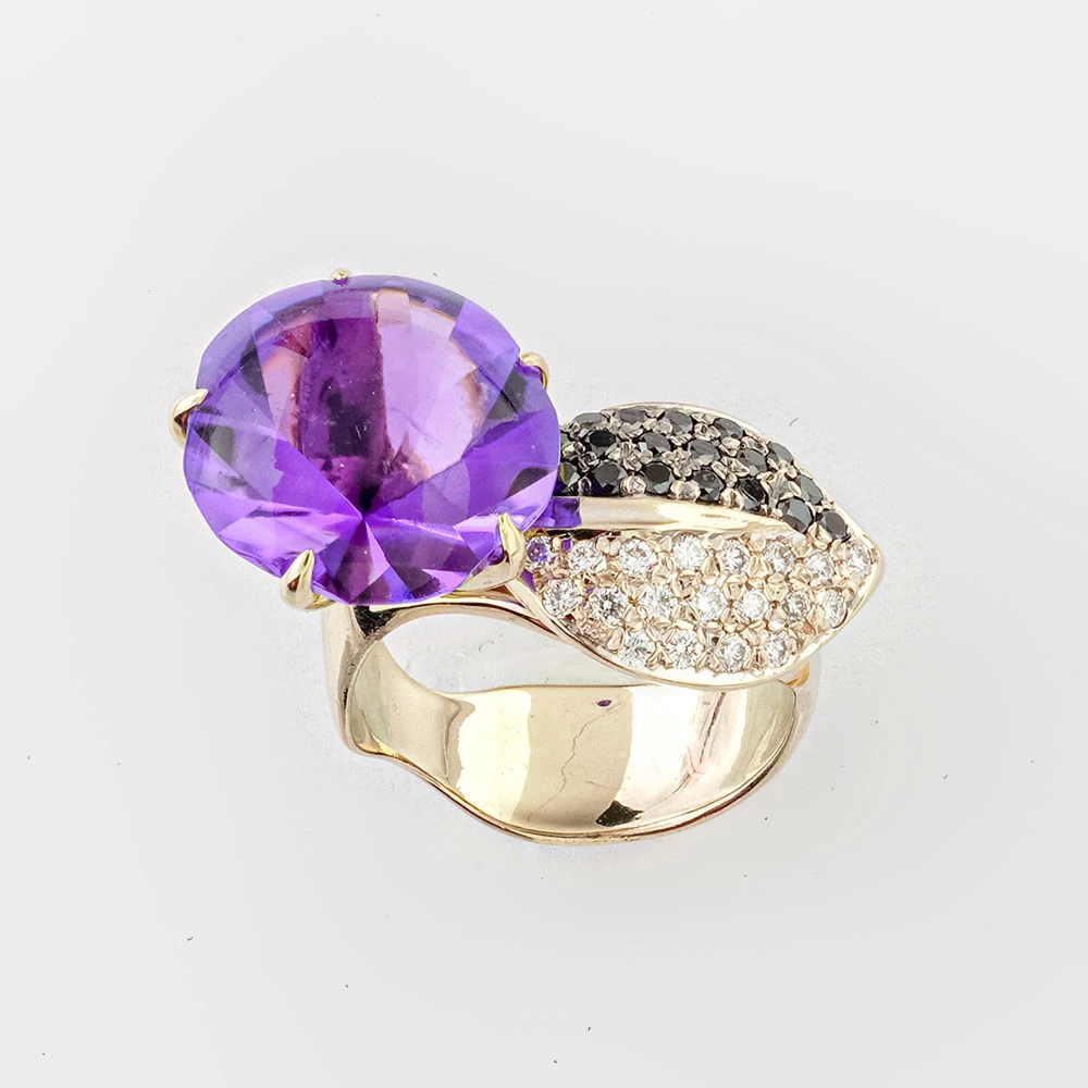 Кольцо с аметистом из белого золота 585 пробы