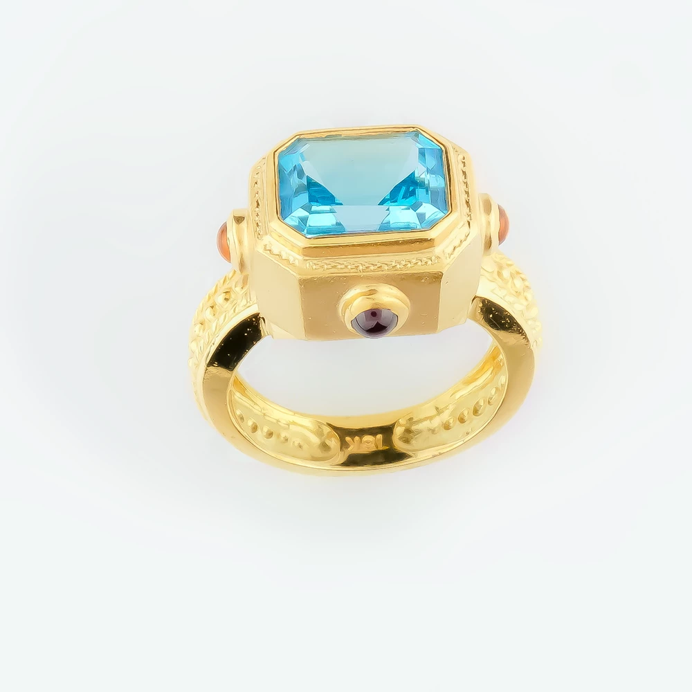 Кольцо с топазом из желтого золота 750 пробы