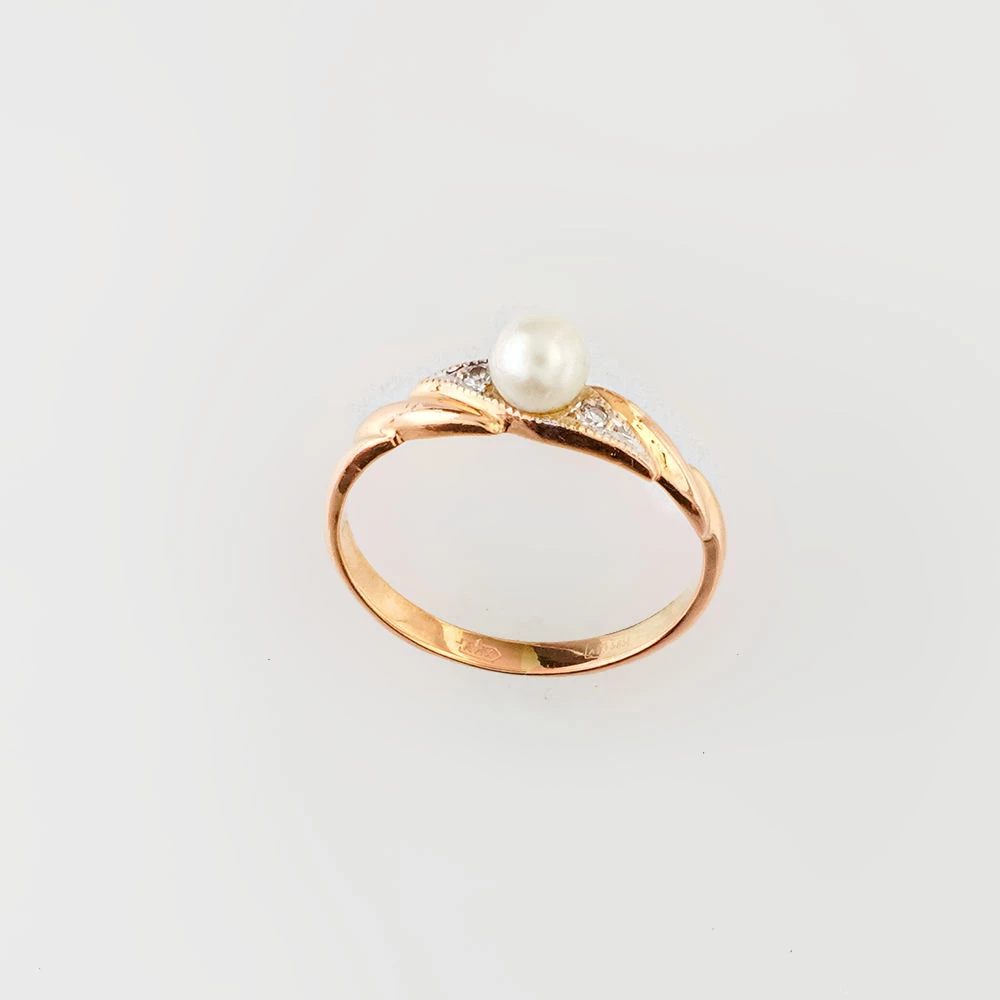 Кольцо с культивированным жемчугом из красного золота 585 пробы
