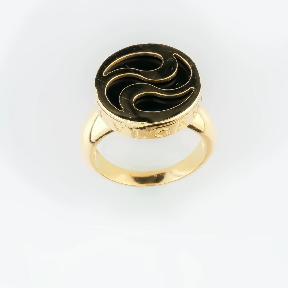 Кольцо с ониксом из желтого золота 585 пробы
