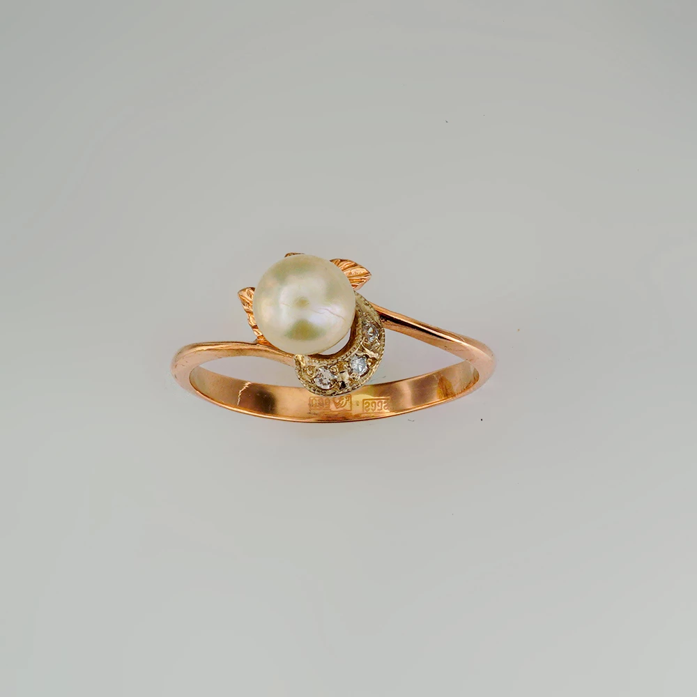 Кольцо с культивированным жемчугом из красного золота 585 пробы