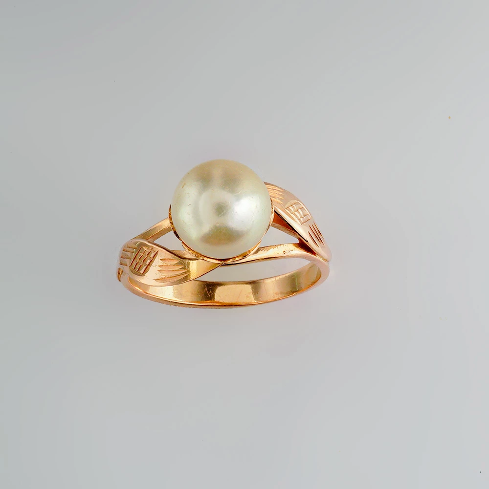 Кольцо с культивированным жемчугом из красного золота 583 пробы