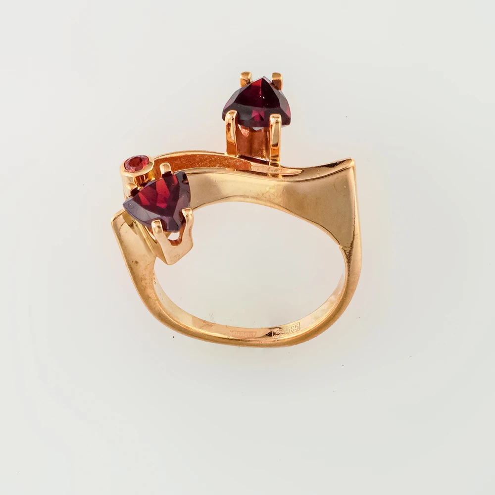 Кольцо с гранатом из красного золота 585 пробы