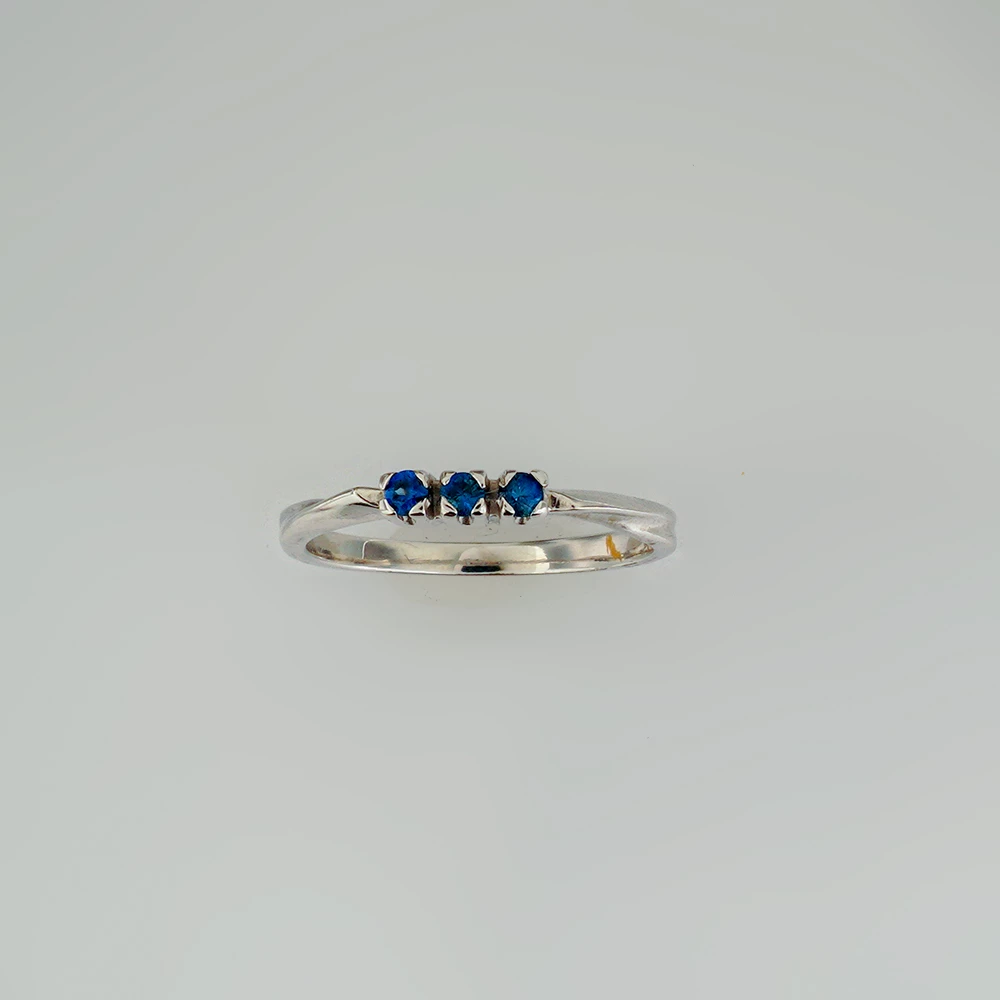 Кольцо с сапфиром из белого золота 585 пробы