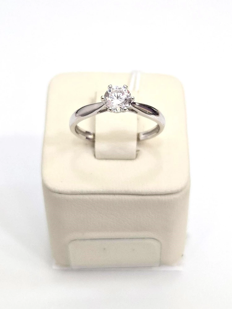 Кольцо с фианитом из белого золота 585 пробы