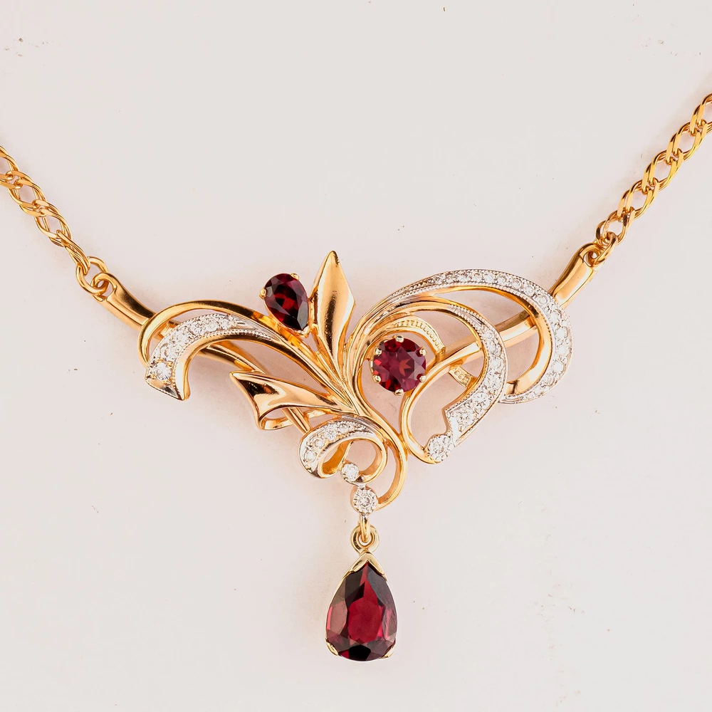 Колье с гранатом из красного золота 585 пробы