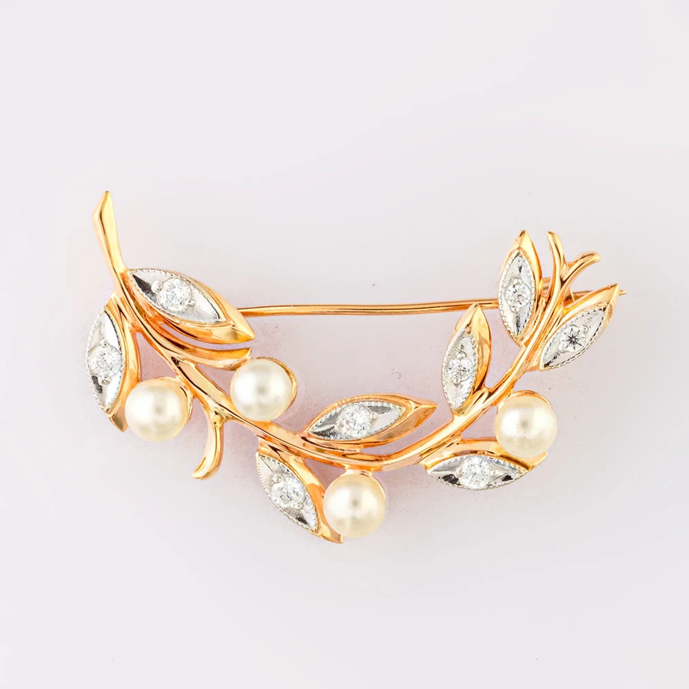 Брошь с культивированным жемчугом из красного золота 585 пробы