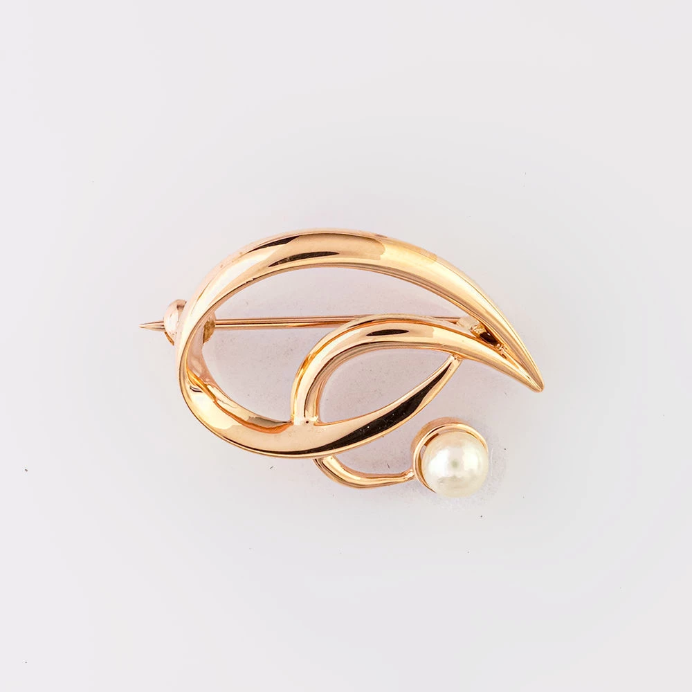 Брошь с культивированным жемчугом из красного золота 585 пробы