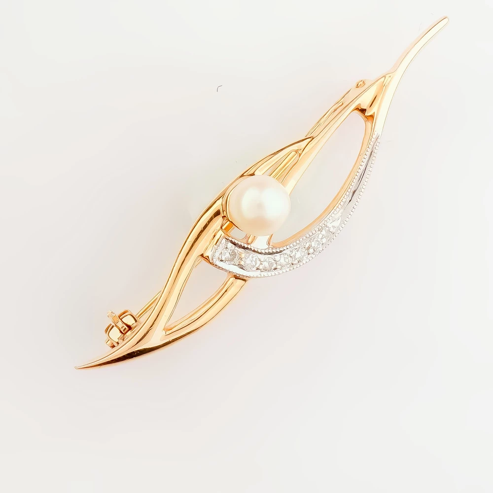 Брошь с культивированным жемчугом из красного золота 585 пробы