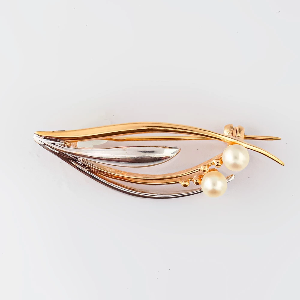 Брошь с культивированным жемчугом из красного золота 585 пробы